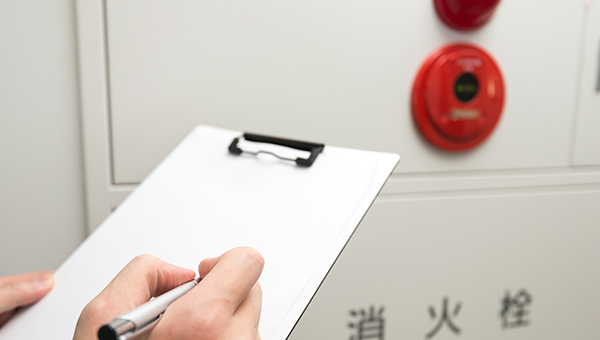 「定期的な点検」と「消防機関への報告」は義務です。